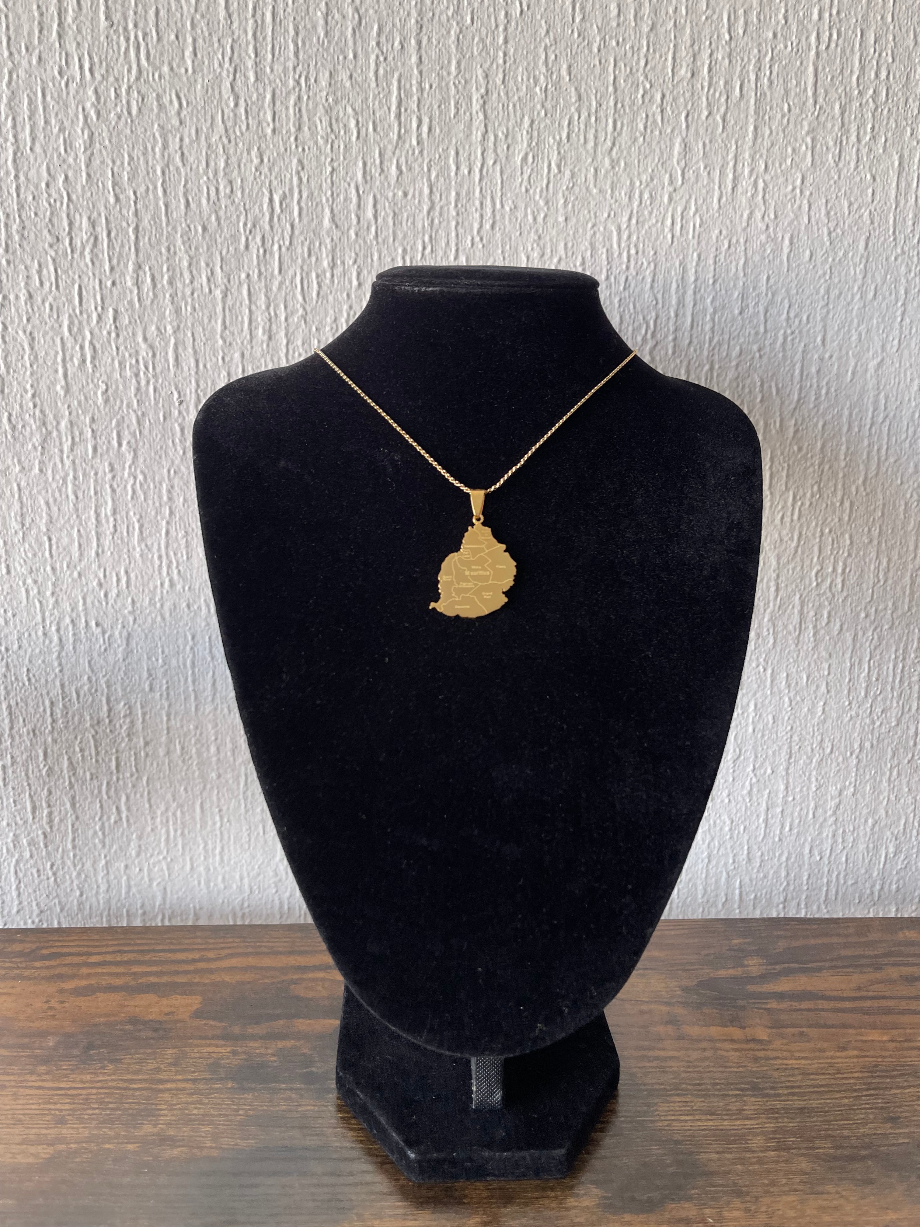 Golden necklace with Mauritius pendant, 18k gold plated, 50cm chain, suitable for sensitive skin.