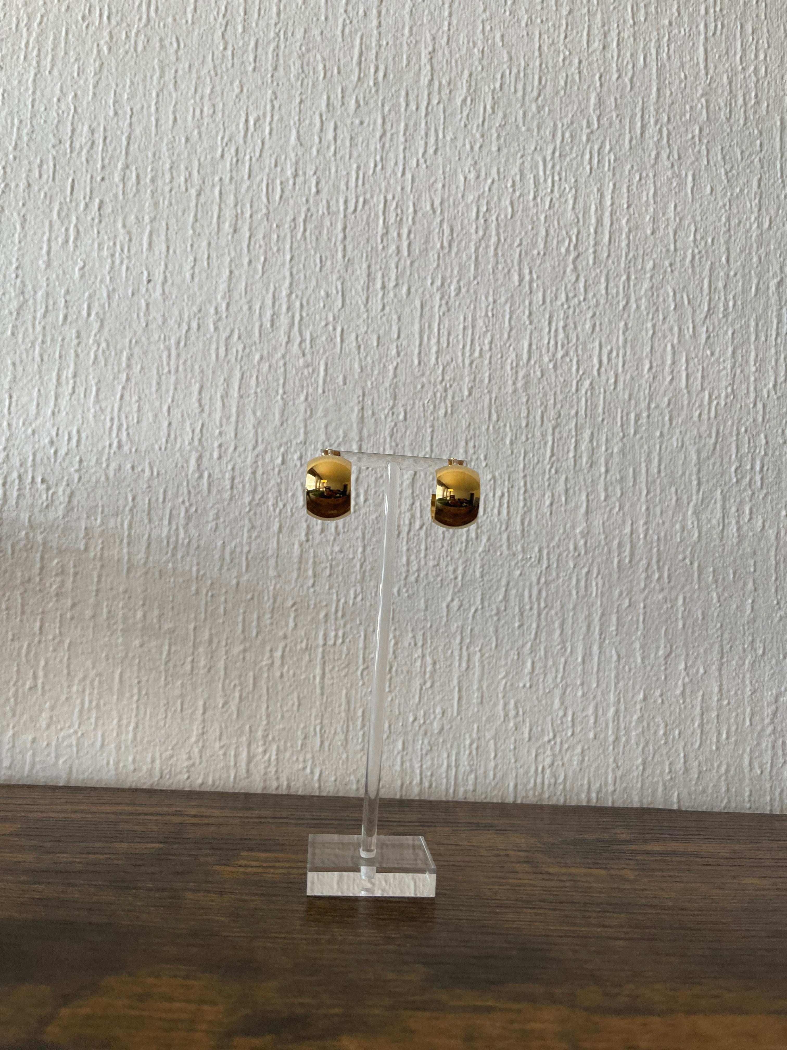 CRISTINA Tiny C-Shaped Hoops, gold-plated earrings, minimalist design, stainless steel, allergy-free, suitable for sensitive skin.