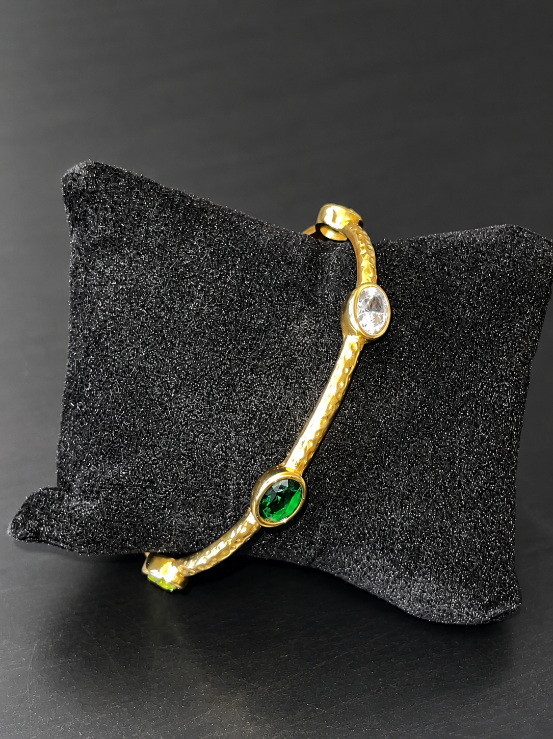 BAILEY Bracelet hammered bangle with alternating emerald green and clear stones in 18K gold plating