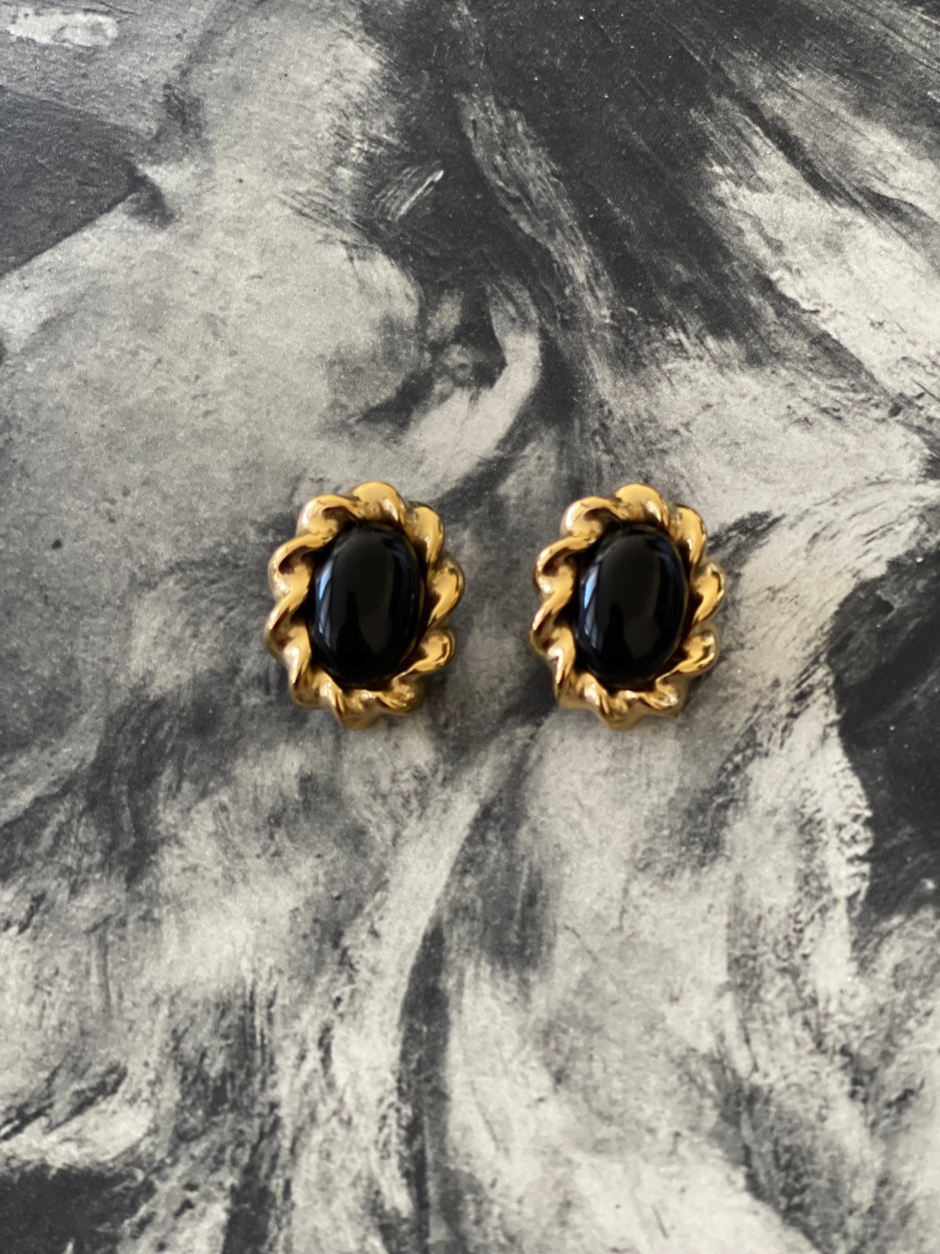 Romy earrings with black stone and 18K gold-plated vintage design